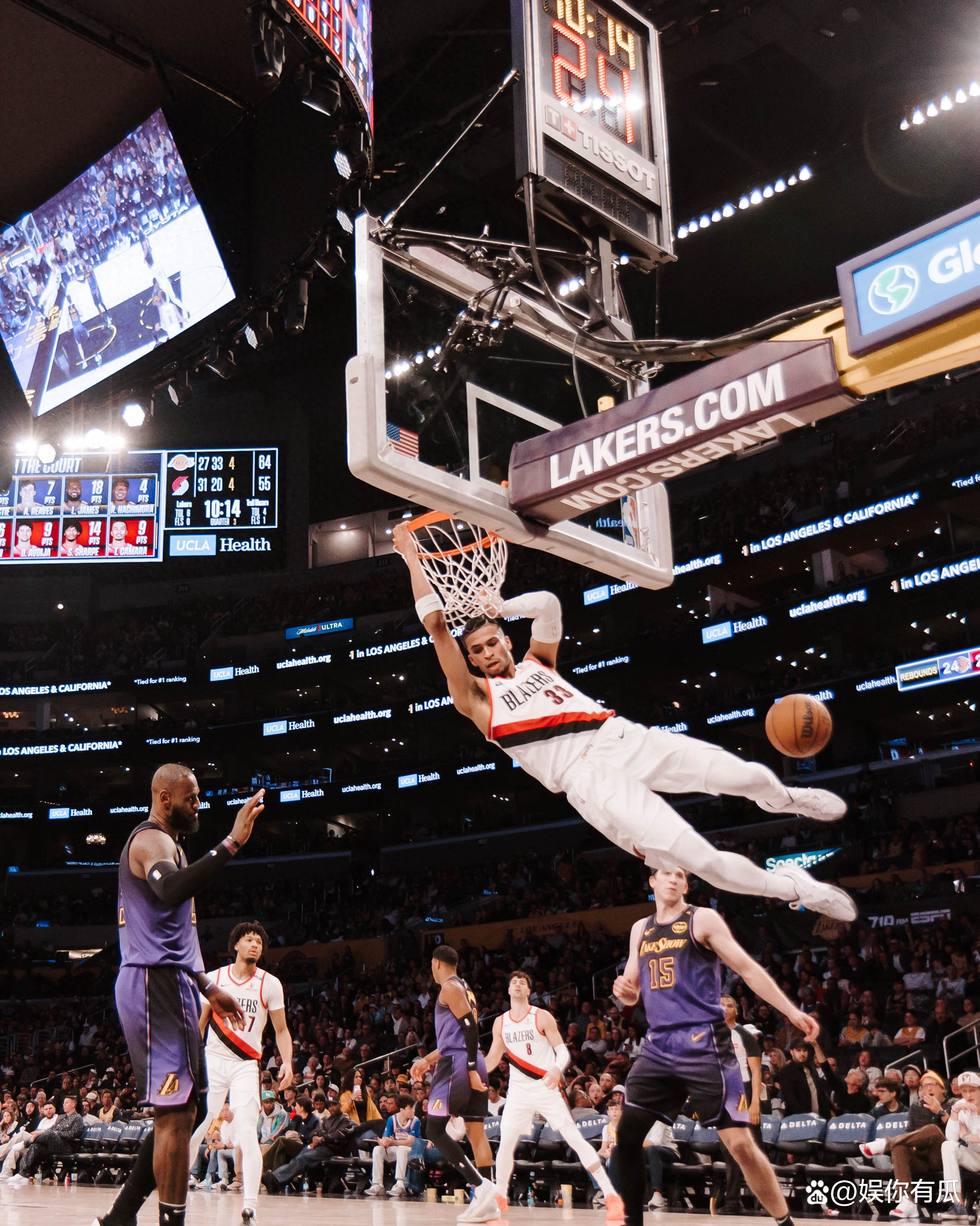 马刺队防守表现出色，轻取开拓者队