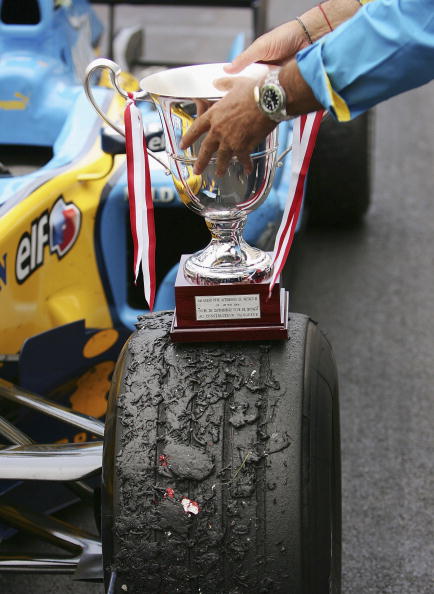 包含雷诺车队鏖战索伯车队，阿隆索统治全场的词条