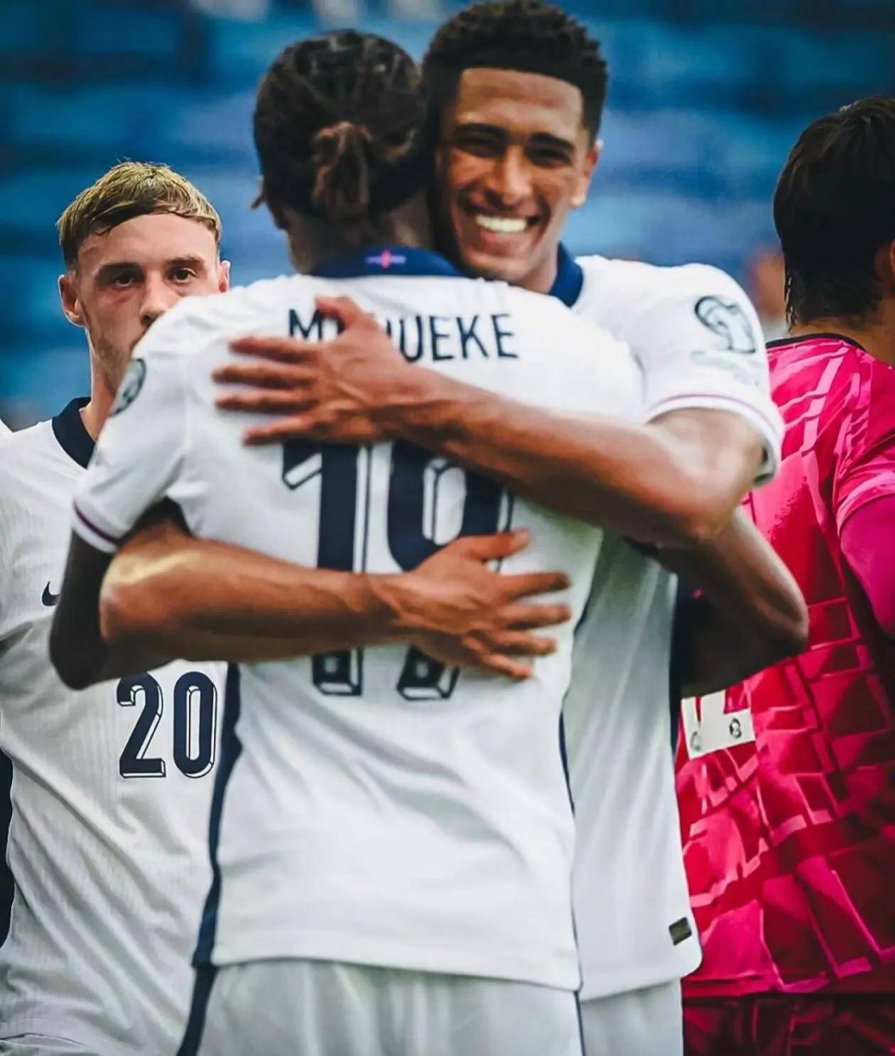 英格兰队逆转奥地利队，奥恰洛夫点燃赛场的简单介绍