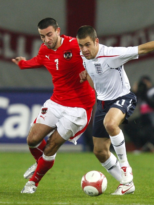 英格兰队逆转奥地利队，奥恰洛夫点燃赛场的简单介绍