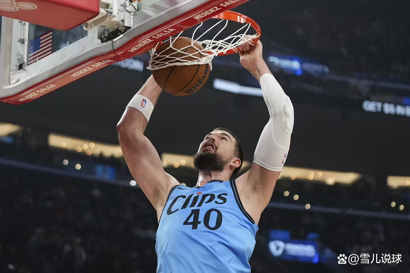 雄鹿横扫青岛队,霍勒迪扛起全队 雄鹿横扫青岛队,霍勒迪扛起全队